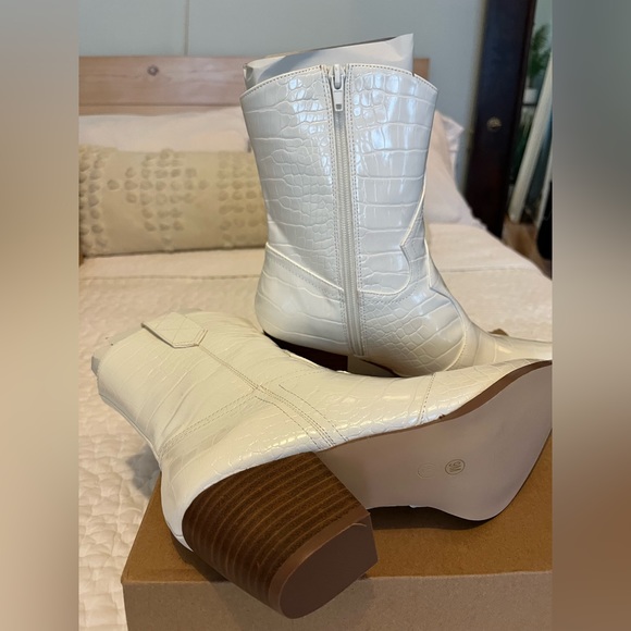 NEW IN BOX Matisse Bambi White Crocodile Embossed Mid-Calf Boots, white, size 9 - Picture 6 of 7